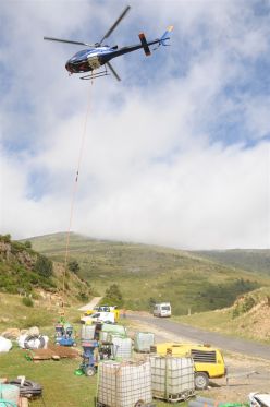 Héliportage de matériel depuis la route d'accès