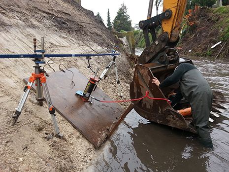 Renforcement des berges de la Lawe : planche d'essai / résistance à l'arrachement dynamique d'un clou (© BRGM - Éric Locatelli)