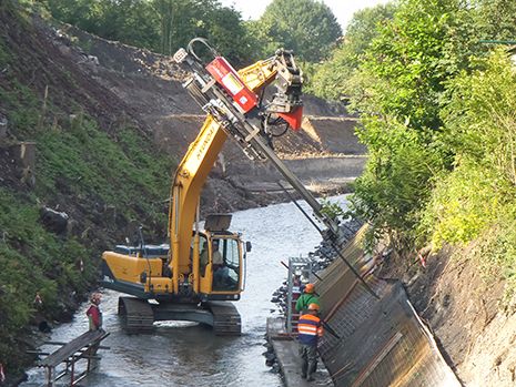 Renforcement des berges de la Lawe : clouage des talus / battage des fers méthode "hurpinoise" (© BRGM - Éric Locatelli)