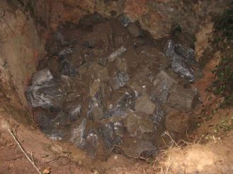 Site minier d'Abbaretz : remplissage du puits 2 de Beaulieu en blocs décimétriques
