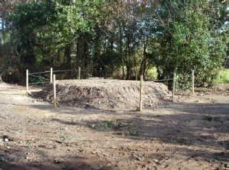 Site minier d'Abbaretz : vue du tumulus clos avec du fil barbelé