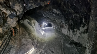 Galerie en cours de remplissage par un béton liquide 