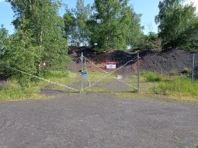 Vue sur la clôture et chemin VTT avant travaux de renforcement 