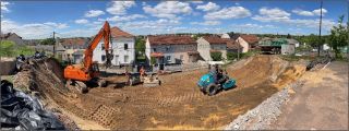 Atelier de terrassement effectuant le remblaiement du terrain