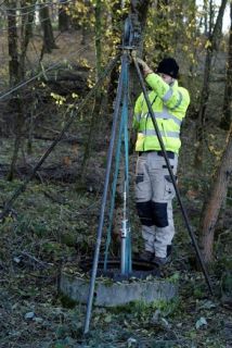 Pyramide : installation du trépied pour inspection du forage par diagraphies