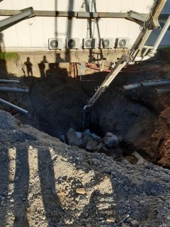 Remplissage du cratère par des gros blocs et du béton