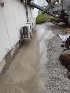 Béton auto-plaçant sous le bâtiment