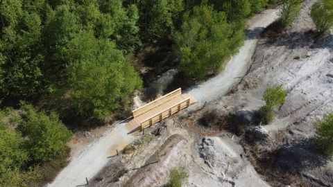 Couverture de matériaux neufs et équipement mis en place pour sécuriser le chemin de randonnée