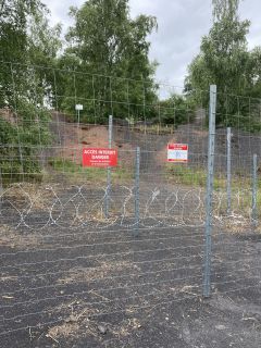 Vue sur la clôture et chemin VTT après travaux de renforcement 